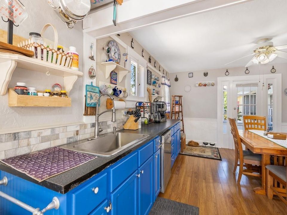 На продажу: $260,000 (1 спален, 1 ванн, 1356 Квадратных фут)