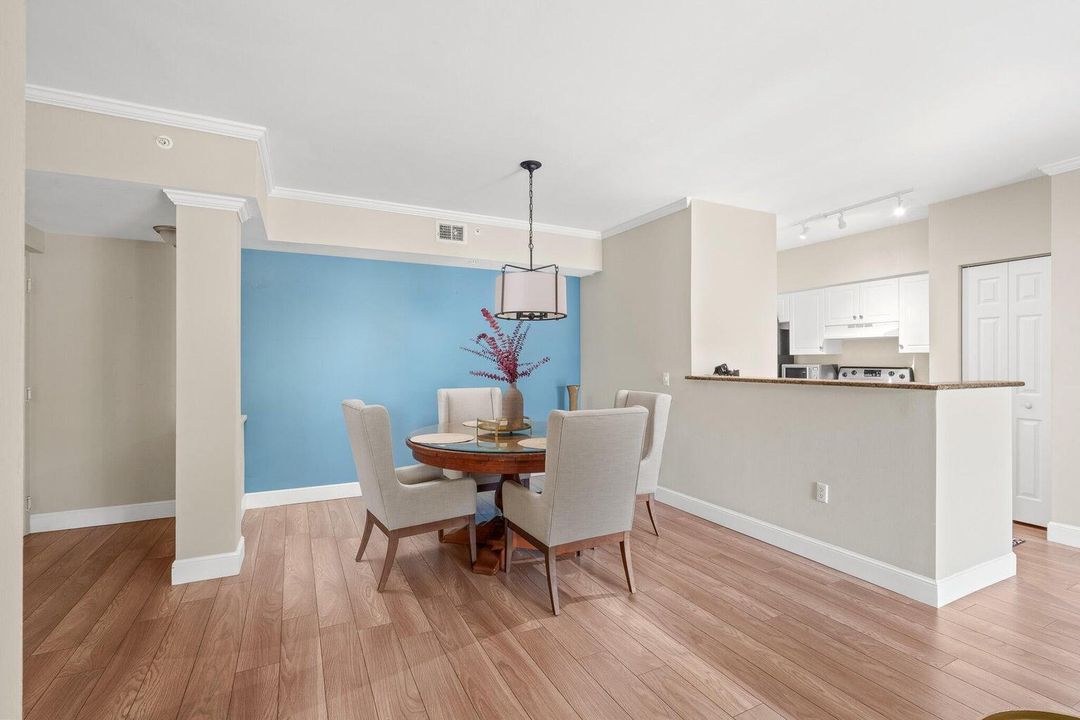 Под контрактом: $6,250 (3 спален, 2 ванн, 1328 Квадратных фут)