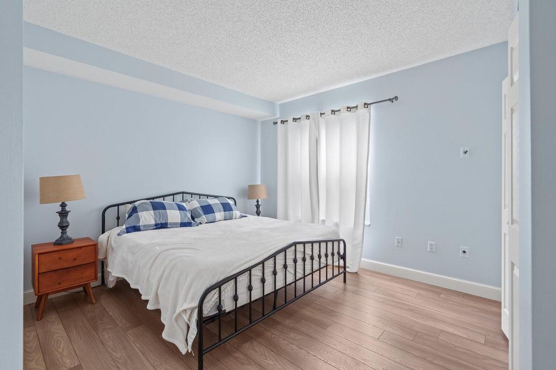 Под контрактом: $6,250 (3 спален, 2 ванн, 1328 Квадратных фут)