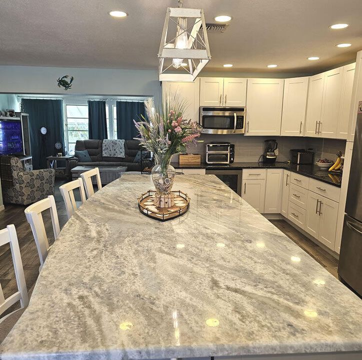 Activo con contrato: $830,000 (3 camas, 3 baños, 2094 Pies cuadrados)