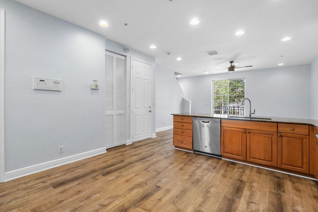 На продажу: $555,000 (3 спален, 3 ванн, 1953 Квадратных фут)