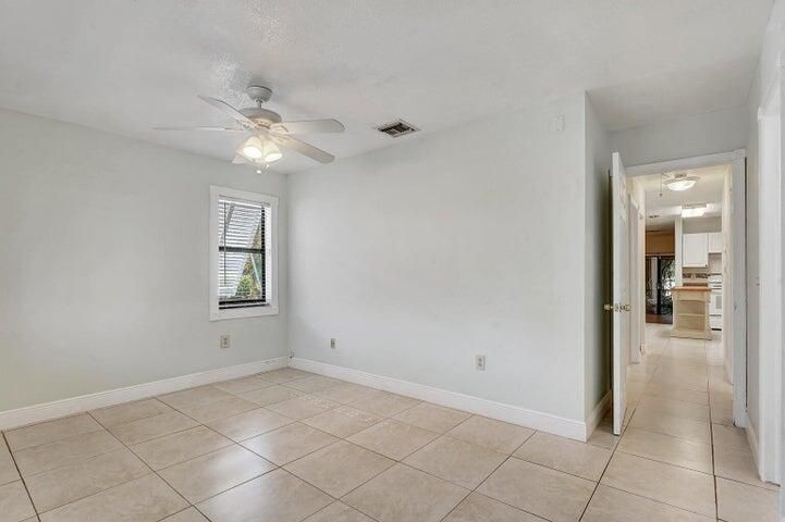 For Sale: $290,000 (2 beds, 2 baths, 1020 Square Feet)