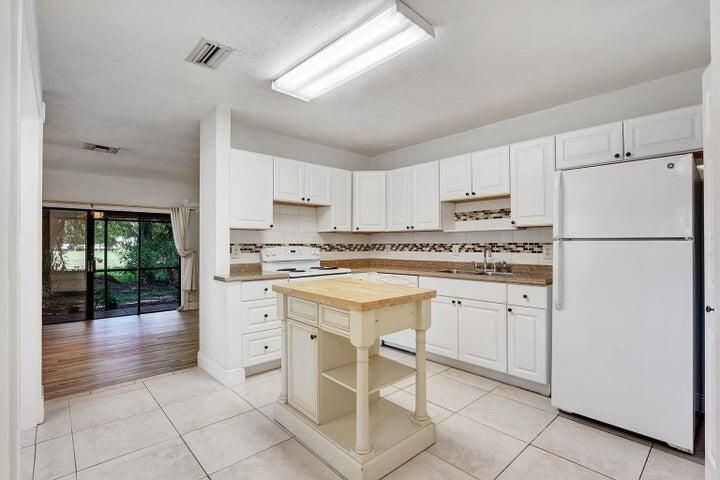 For Sale: $290,000 (2 beds, 2 baths, 1020 Square Feet)