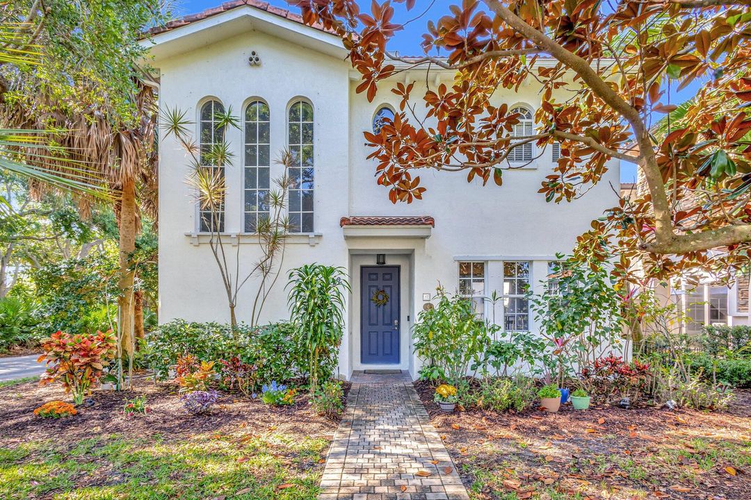 Vendido Recientemente: $789,000 (4 camas, 4 baños, 2770 Pies cuadrados)