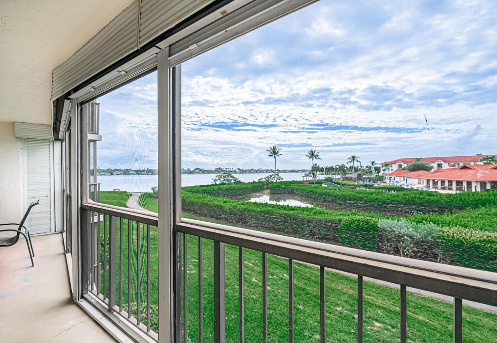 На продажу: $296,000 (2 спален, 2 ванн, 1047 Квадратных фут)