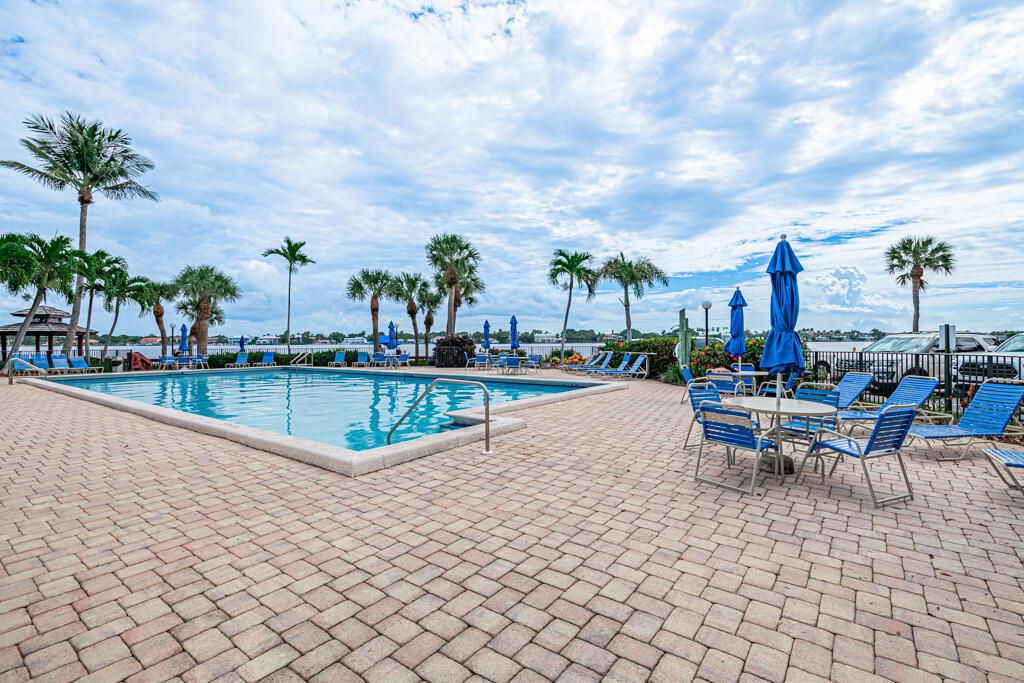 На продажу: $296,000 (2 спален, 2 ванн, 1047 Квадратных фут)