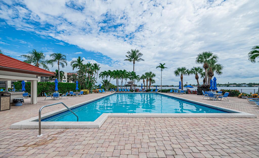 На продажу: $296,000 (2 спален, 2 ванн, 1047 Квадратных фут)