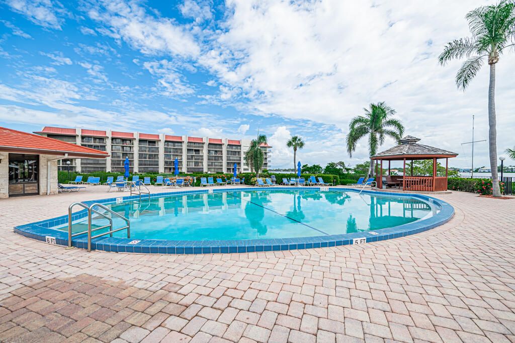 На продажу: $296,000 (2 спален, 2 ванн, 1047 Квадратных фут)