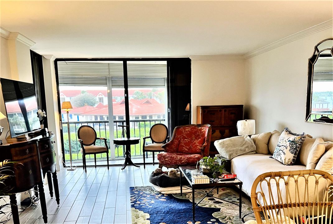 На продажу: $296,000 (2 спален, 2 ванн, 1047 Квадратных фут)