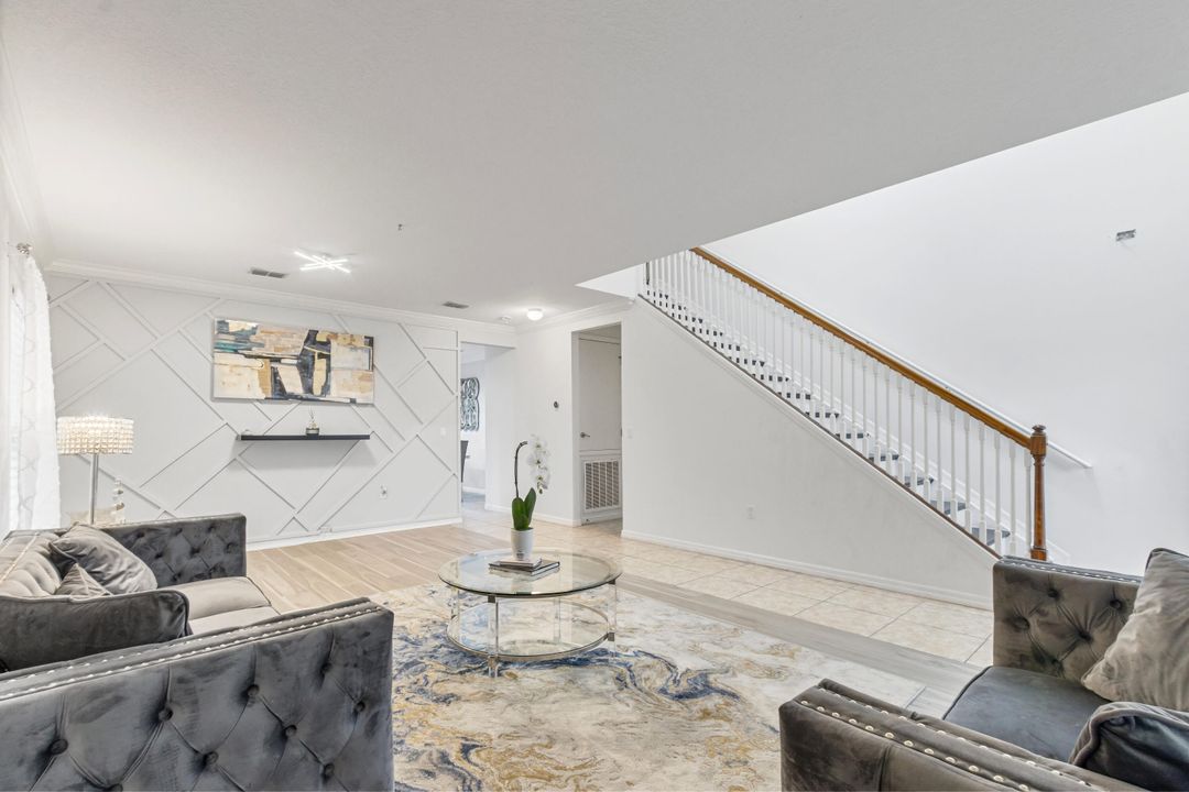 合同活跃: $550,000 (5 贝兹, 4 浴室, 3760 平方英尺)