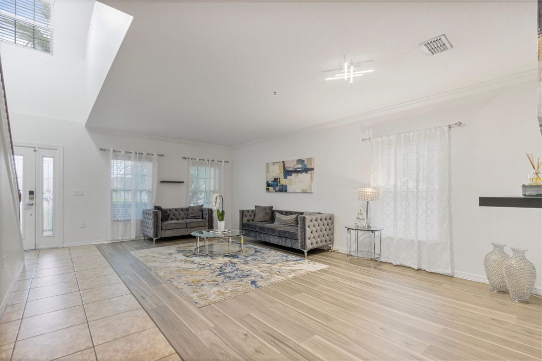 合同活跃: $550,000 (5 贝兹, 4 浴室, 3760 平方英尺)