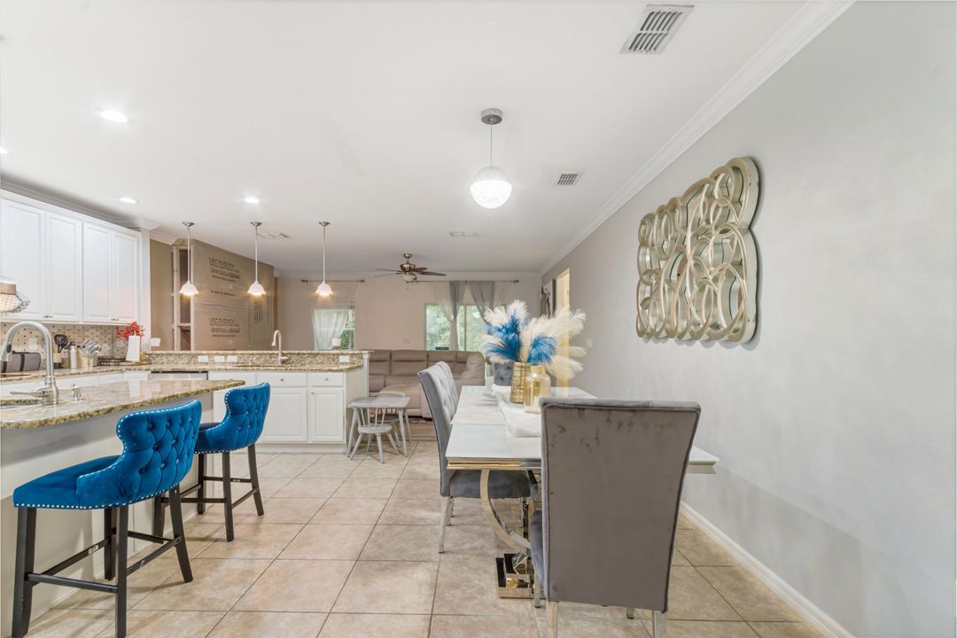 合同活跃: $550,000 (5 贝兹, 4 浴室, 3760 平方英尺)