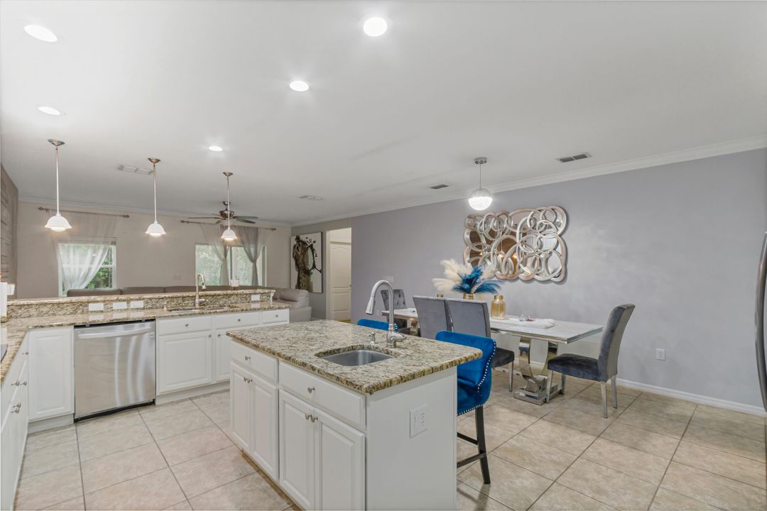 合同活跃: $550,000 (5 贝兹, 4 浴室, 3760 平方英尺)