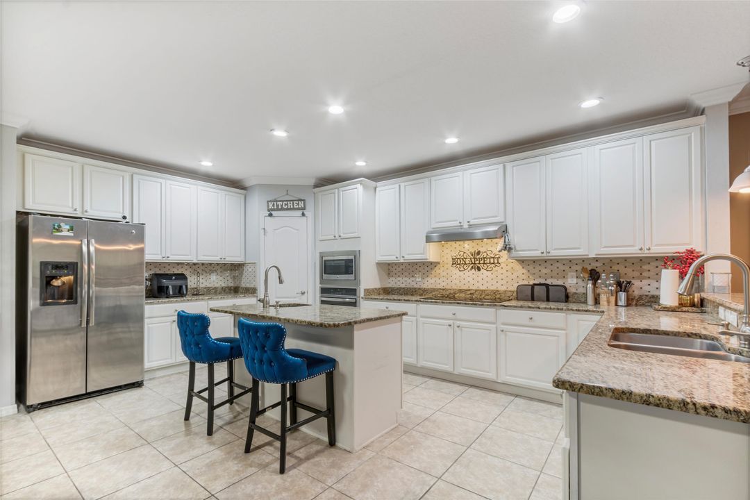 合同活跃: $550,000 (5 贝兹, 4 浴室, 3760 平方英尺)