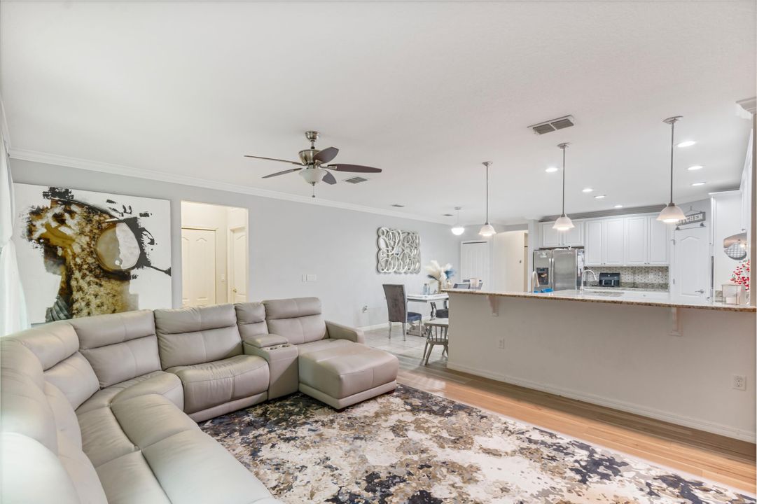 合同活跃: $550,000 (5 贝兹, 4 浴室, 3760 平方英尺)