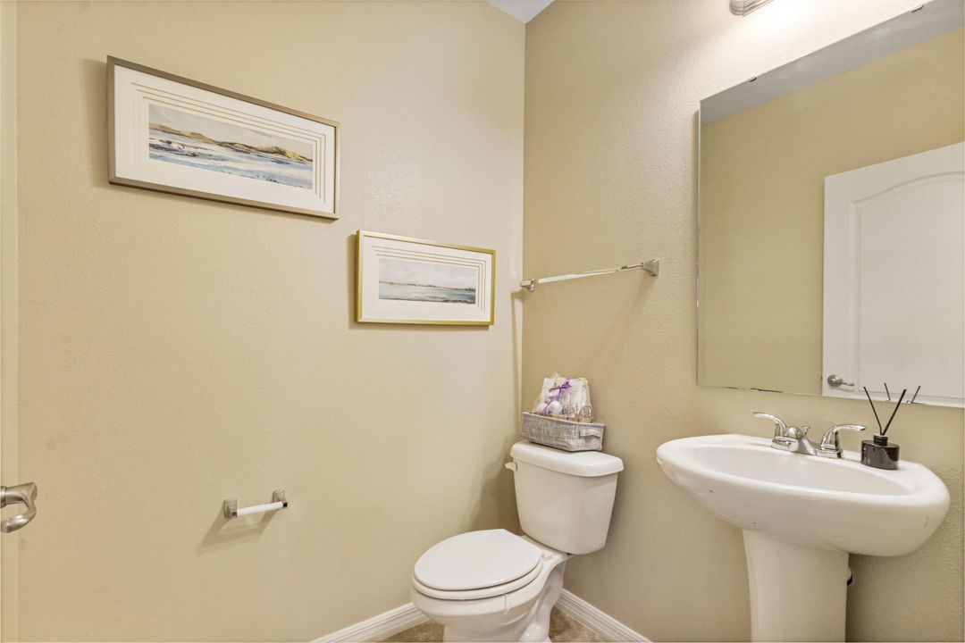 合同活跃: $550,000 (5 贝兹, 4 浴室, 3760 平方英尺)