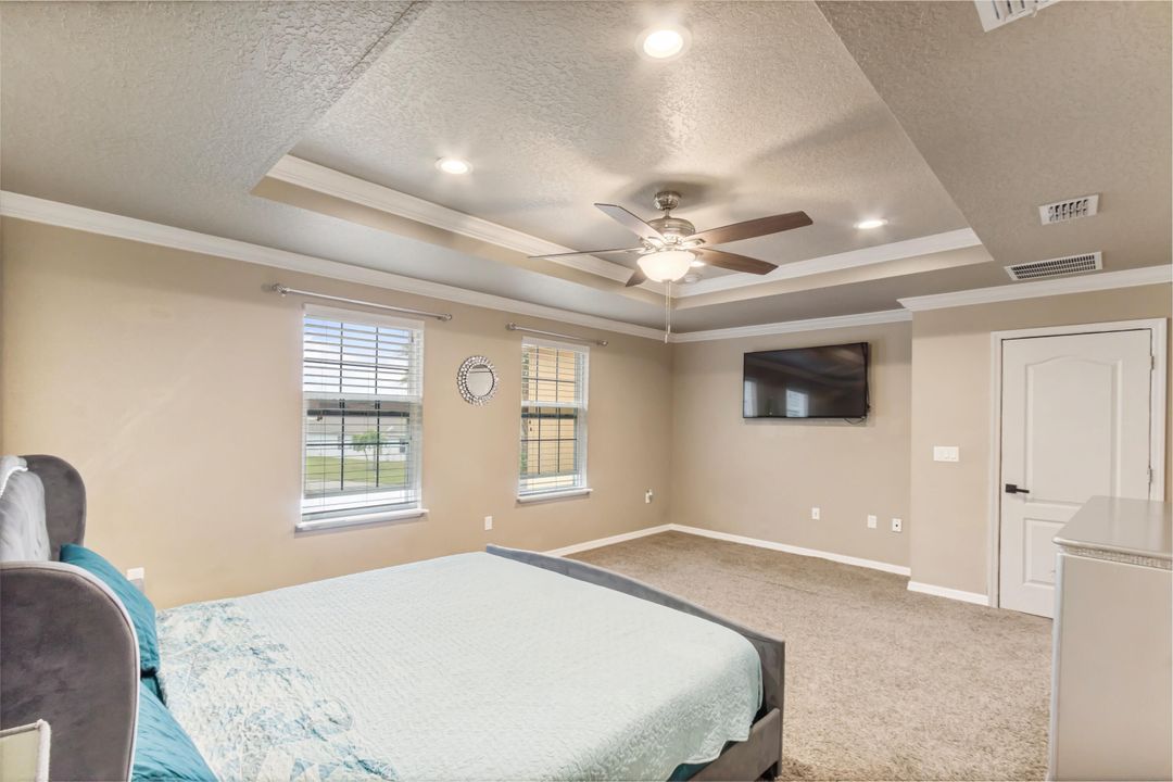 合同活跃: $550,000 (5 贝兹, 4 浴室, 3760 平方英尺)