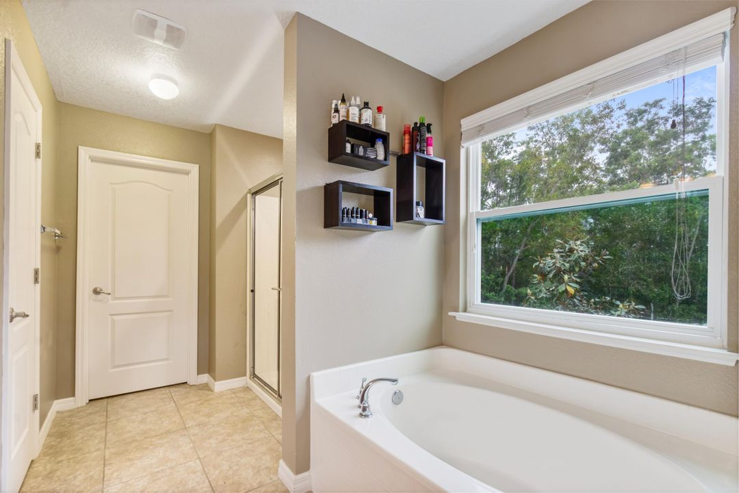 合同活跃: $550,000 (5 贝兹, 4 浴室, 3760 平方英尺)