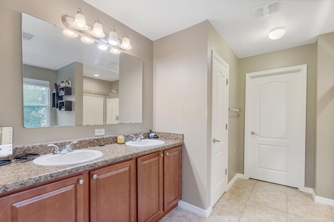 合同活跃: $550,000 (5 贝兹, 4 浴室, 3760 平方英尺)