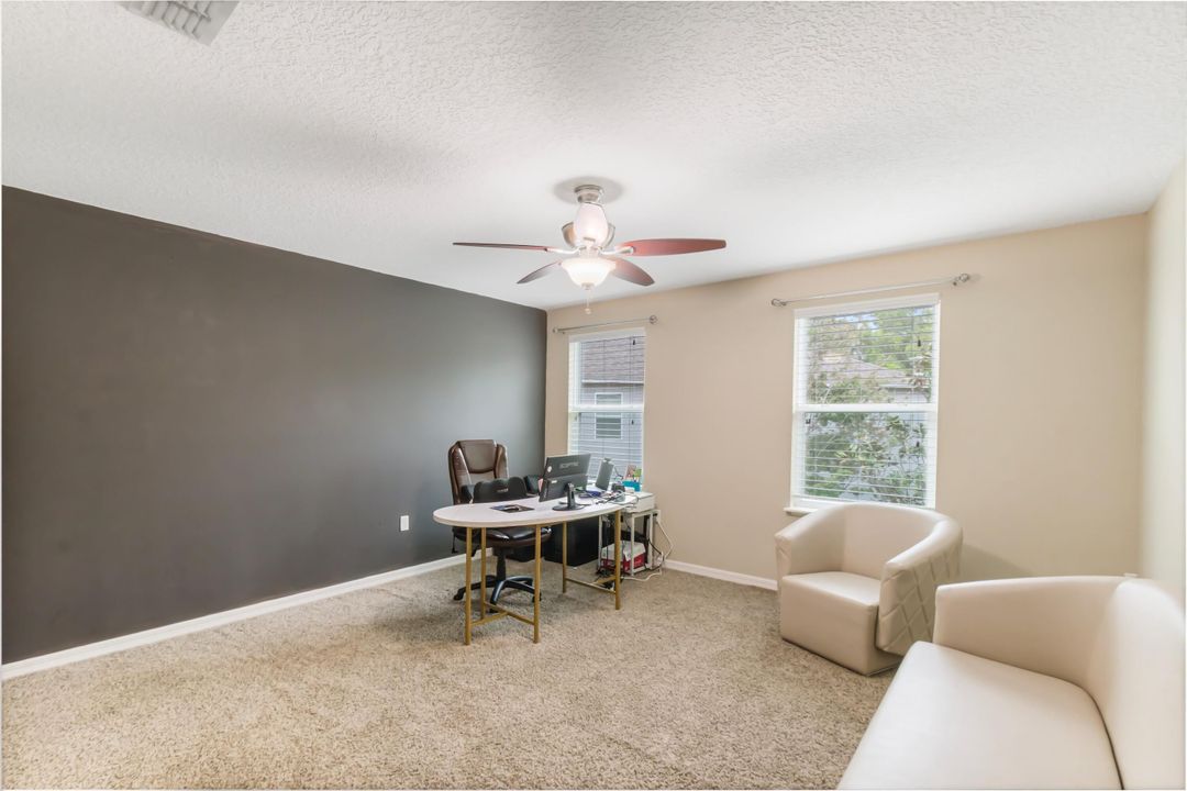 合同活跃: $550,000 (5 贝兹, 4 浴室, 3760 平方英尺)