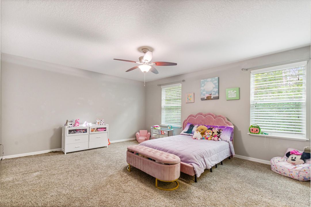 合同活跃: $550,000 (5 贝兹, 4 浴室, 3760 平方英尺)