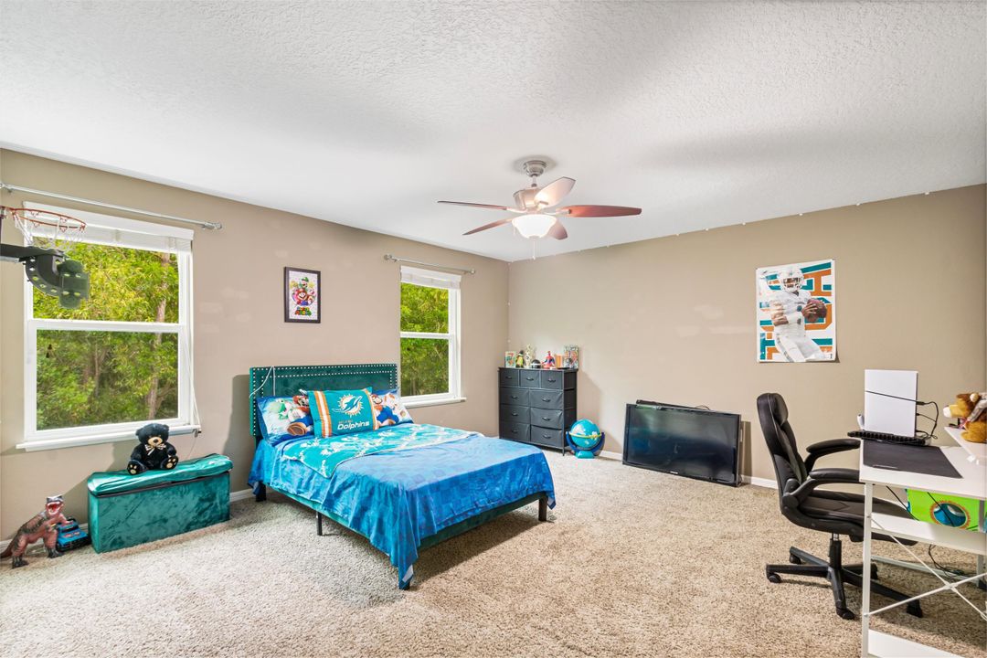 合同活跃: $550,000 (5 贝兹, 4 浴室, 3760 平方英尺)