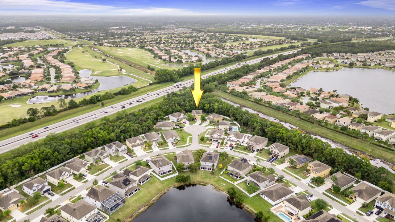 合同活跃: $550,000 (5 贝兹, 4 浴室, 3760 平方英尺)