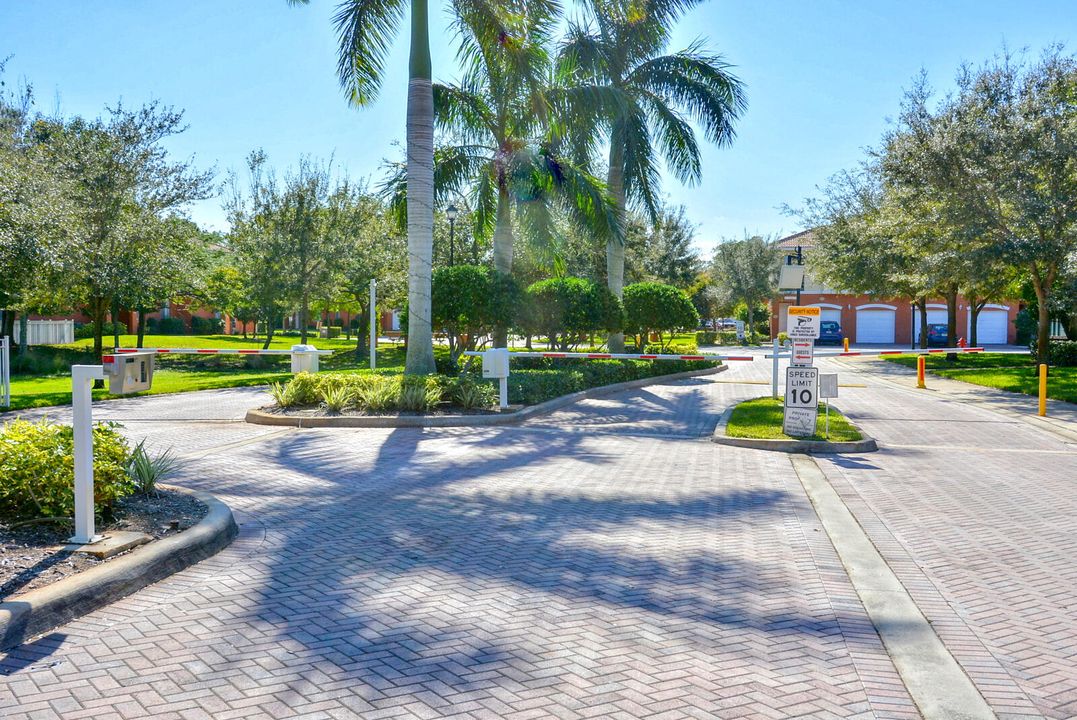 Под контрактом: $255,000 (2 спален, 2 ванн, 1072 Квадратных фут)