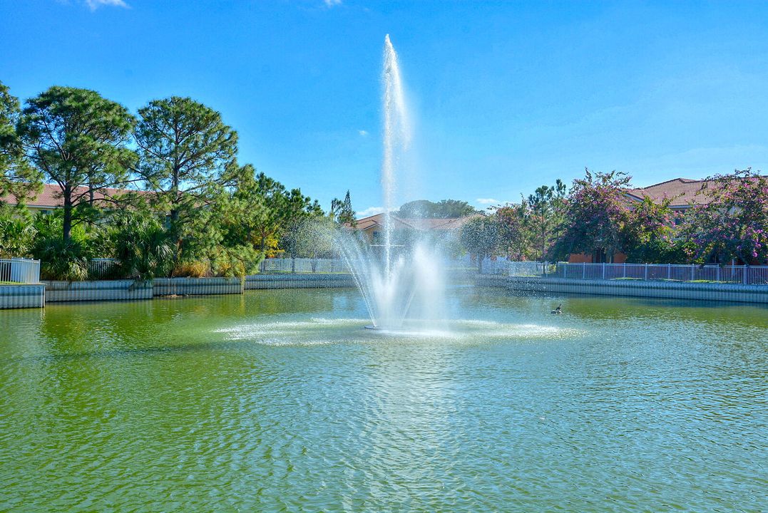 Под контрактом: $255,000 (2 спален, 2 ванн, 1072 Квадратных фут)