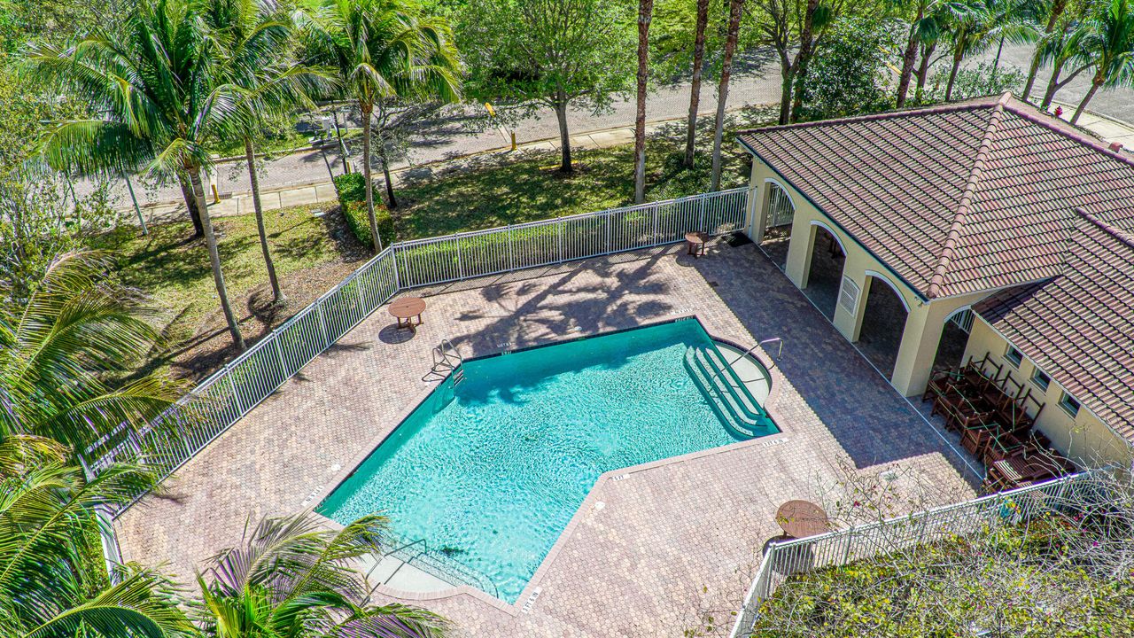 Под контрактом: $255,000 (2 спален, 2 ванн, 1072 Квадратных фут)