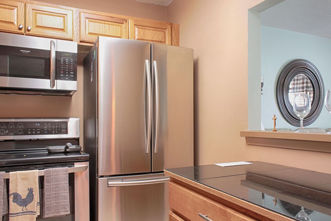 For Sale: $115,000 (1 beds, 1 baths, 646 Square Feet)