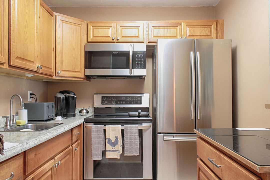 For Sale: $115,000 (1 beds, 1 baths, 646 Square Feet)