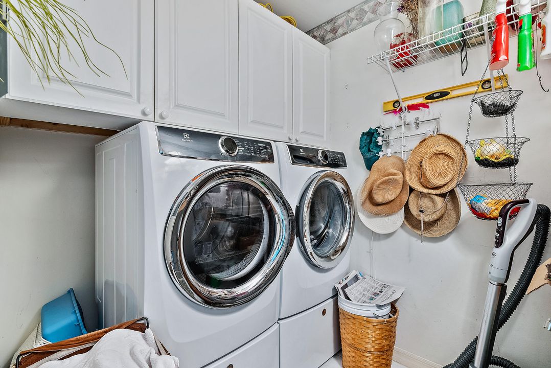 For Sale: $1,100,000 (3 beds, 2 baths, 1929 Square Feet)