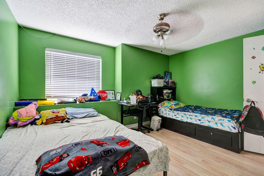 合同活跃: $465,000 (4 贝兹, 2 浴室, 1867 平方英尺)