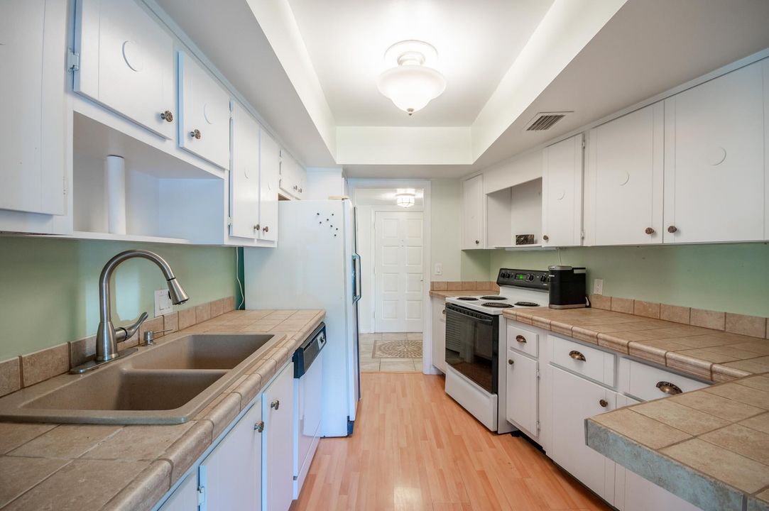 Active With Contract: $214,980 (2 beds, 2 baths, 1450 Square Feet)