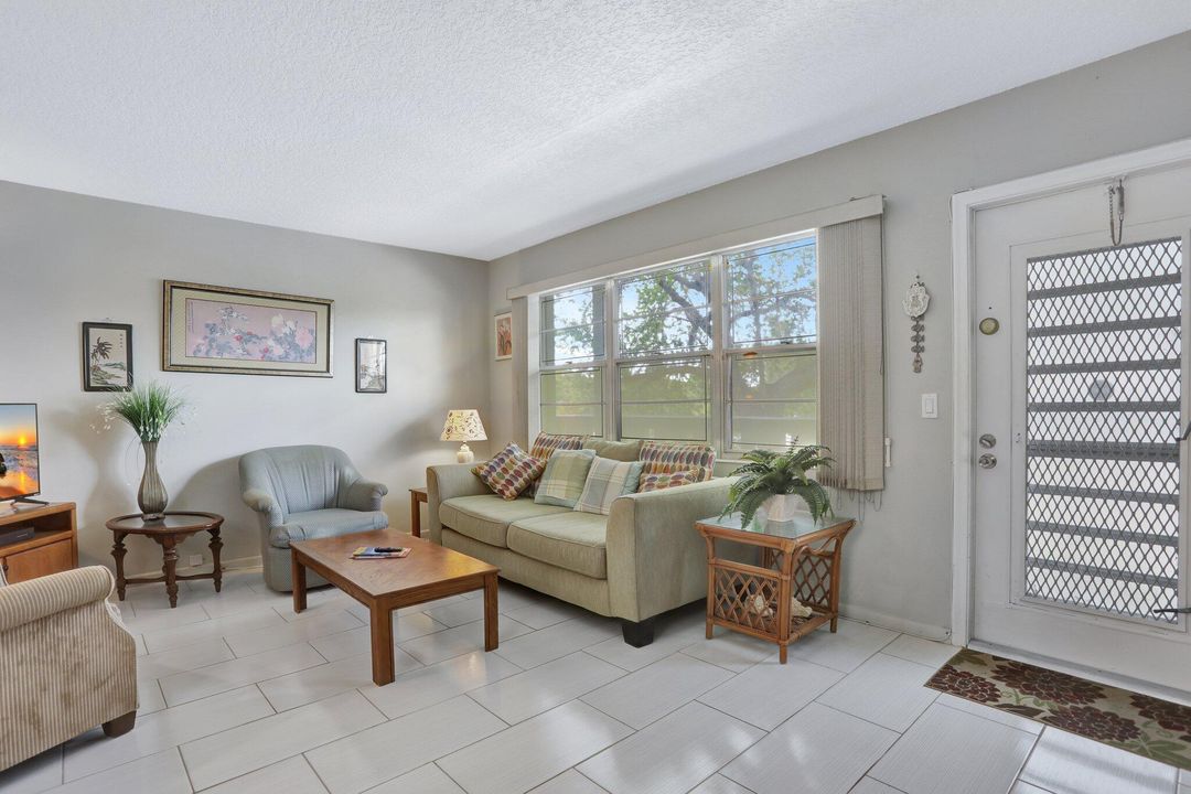 待售: $110,000 (1 贝兹, 1 浴室, 719 平方英尺)