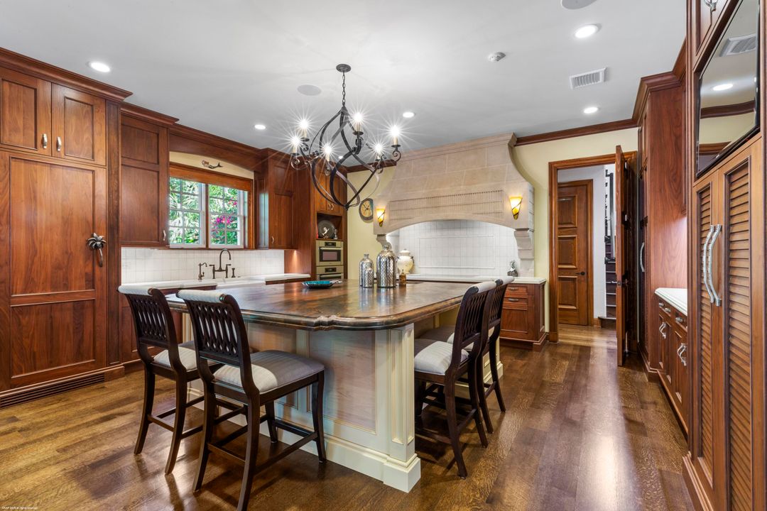 待售: $24,000,000 (7 贝兹, 7 浴室, 7653 平方英尺)