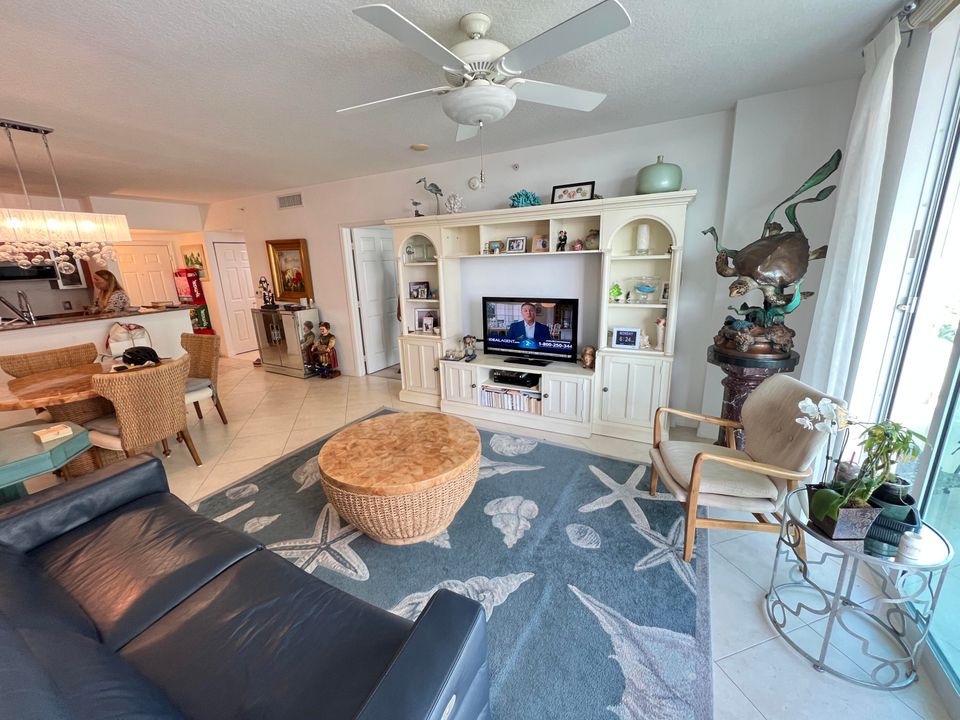 合同活跃: $5,500 (2 贝兹, 2 浴室, 1206 平方英尺)