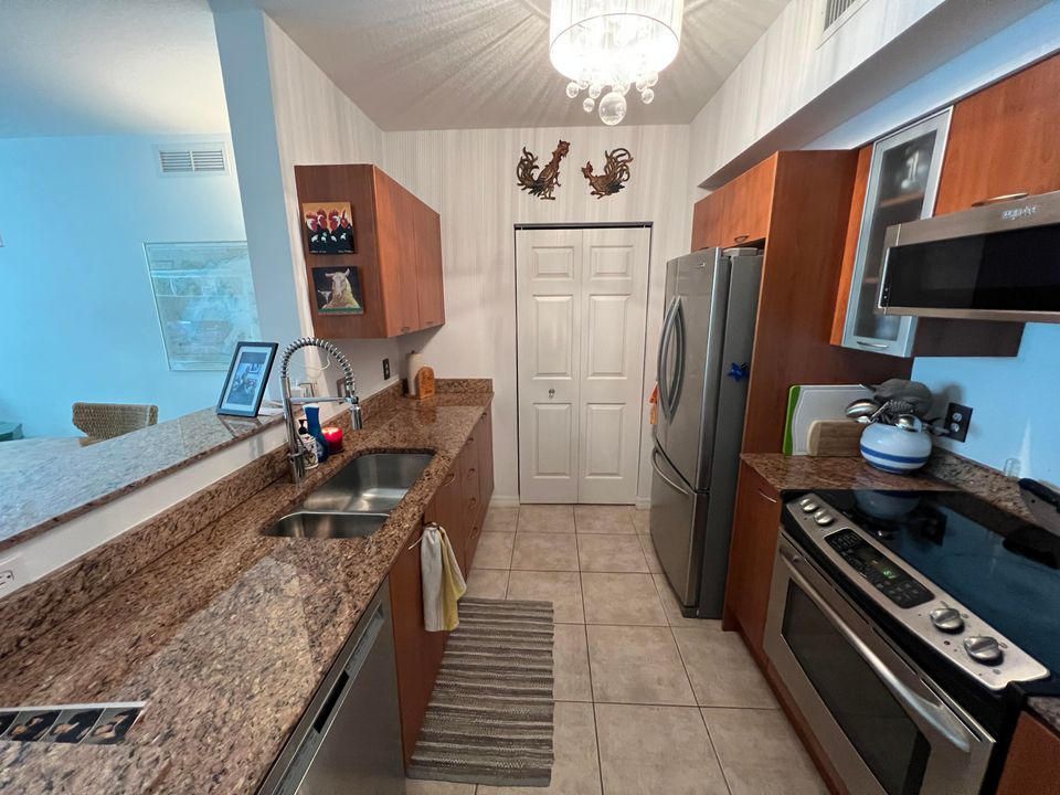 合同活跃: $5,500 (2 贝兹, 2 浴室, 1206 平方英尺)