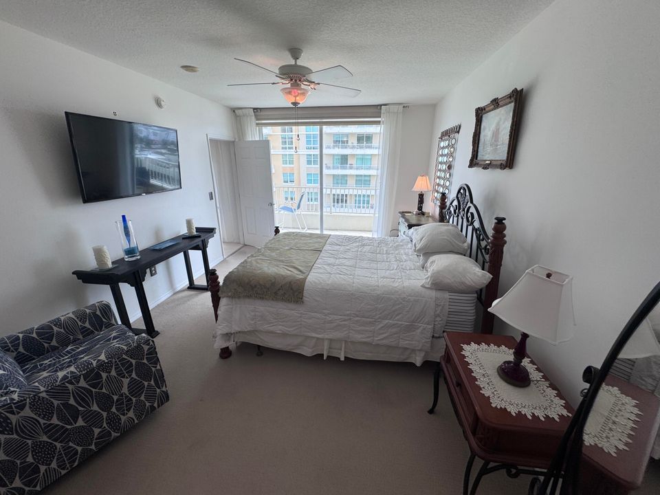 合同活跃: $5,500 (2 贝兹, 2 浴室, 1206 平方英尺)