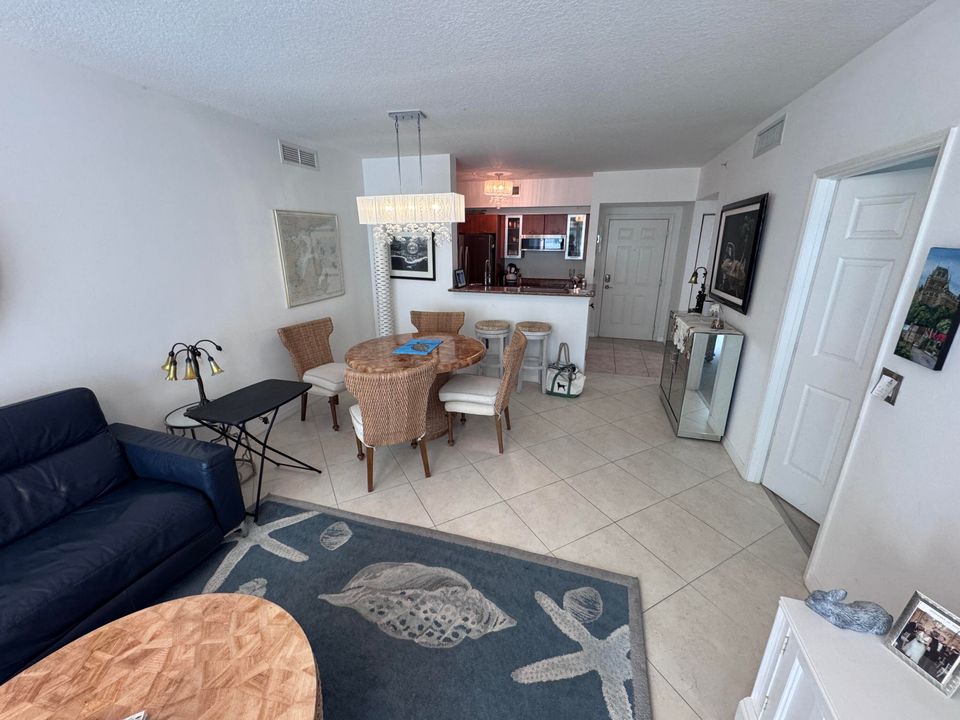 合同活跃: $5,500 (2 贝兹, 2 浴室, 1206 平方英尺)