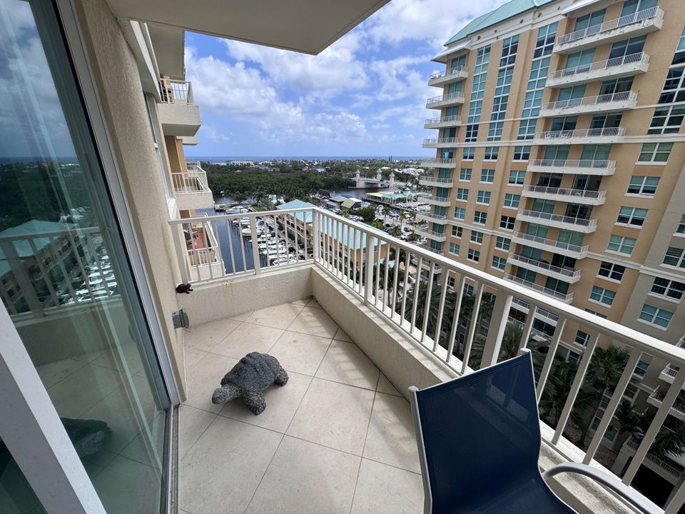 合同活跃: $5,500 (2 贝兹, 2 浴室, 1206 平方英尺)