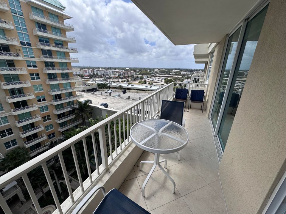 合同活跃: $5,500 (2 贝兹, 2 浴室, 1206 平方英尺)