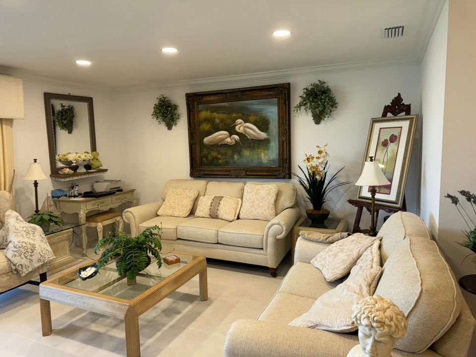 合同活跃: $5,000 (2 贝兹, 2 浴室, 1272 平方英尺)