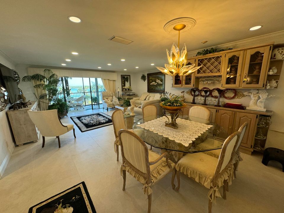 合同活跃: $5,000 (2 贝兹, 2 浴室, 1272 平方英尺)