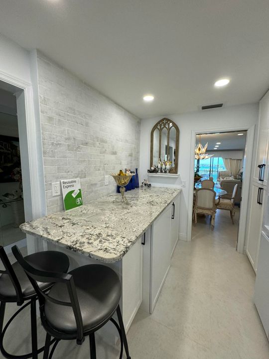 合同活跃: $5,000 (2 贝兹, 2 浴室, 1272 平方英尺)