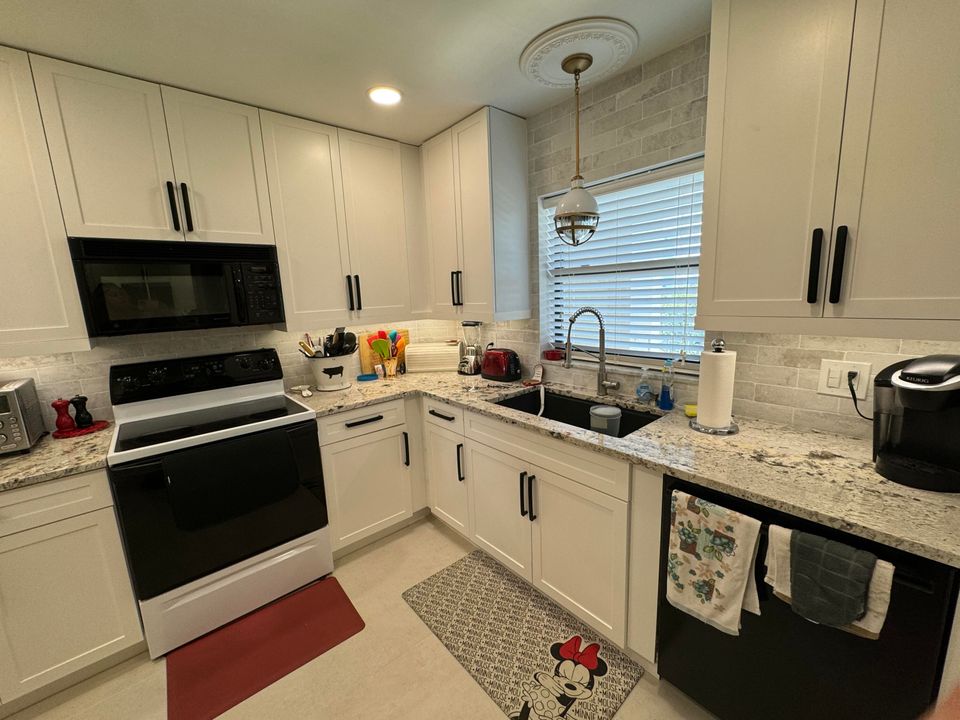 合同活跃: $5,000 (2 贝兹, 2 浴室, 1272 平方英尺)