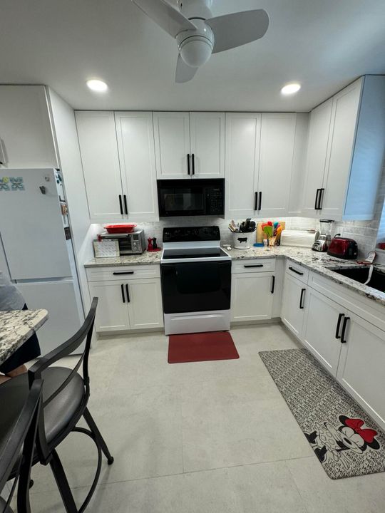 合同活跃: $5,000 (2 贝兹, 2 浴室, 1272 平方英尺)