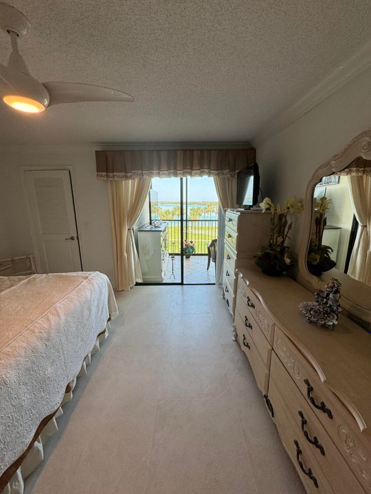 合同活跃: $5,000 (2 贝兹, 2 浴室, 1272 平方英尺)