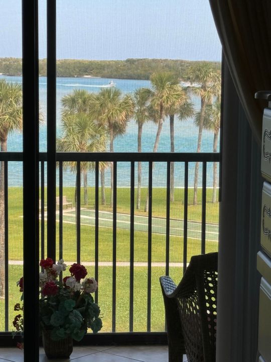 合同活跃: $5,000 (2 贝兹, 2 浴室, 1272 平方英尺)